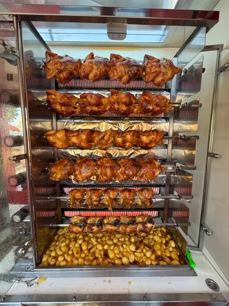 Poulets rôtis à la broche dans la rôtissoire